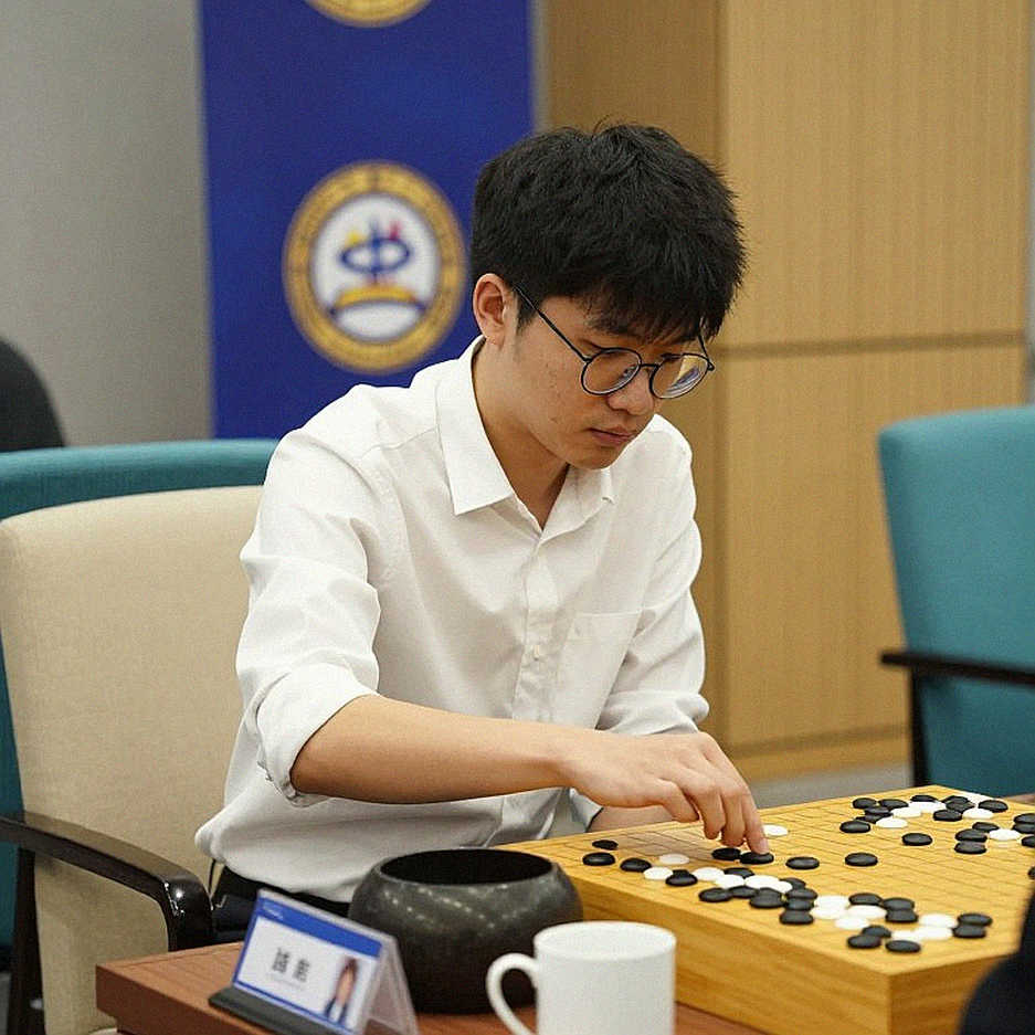 Carlsen gục ở nước 49: Khi đồng hồ, chứ không phải cờ, định đoạt GCL 2026