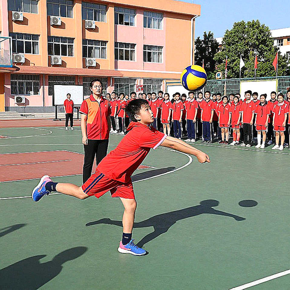 Đứa trẻ chưa từng được dạy cách tắc bóng: V-League và vòng lặp từ tuổi thơ