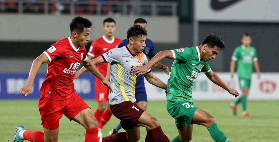Phút thứ 10 và khoảng trống không ai đóng: đọc trận Việt Nam – Thái Lan từ bên dưới bảng tỷ số