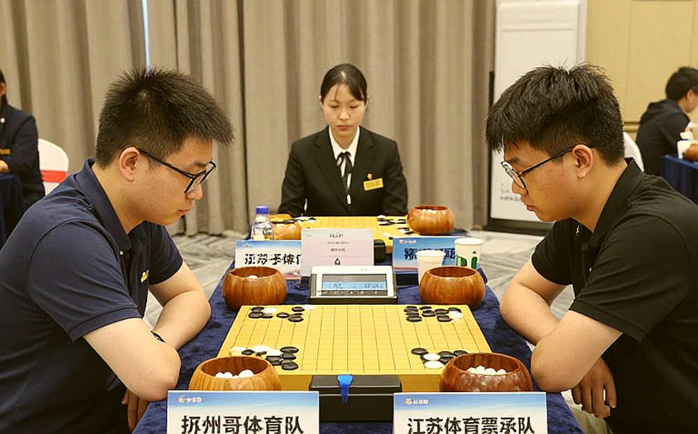 GCL 2026: Nepomniachtchi hòa đầy tiếc nuối với Carlsen rồi hạ Sindarov bằng đồng hồ