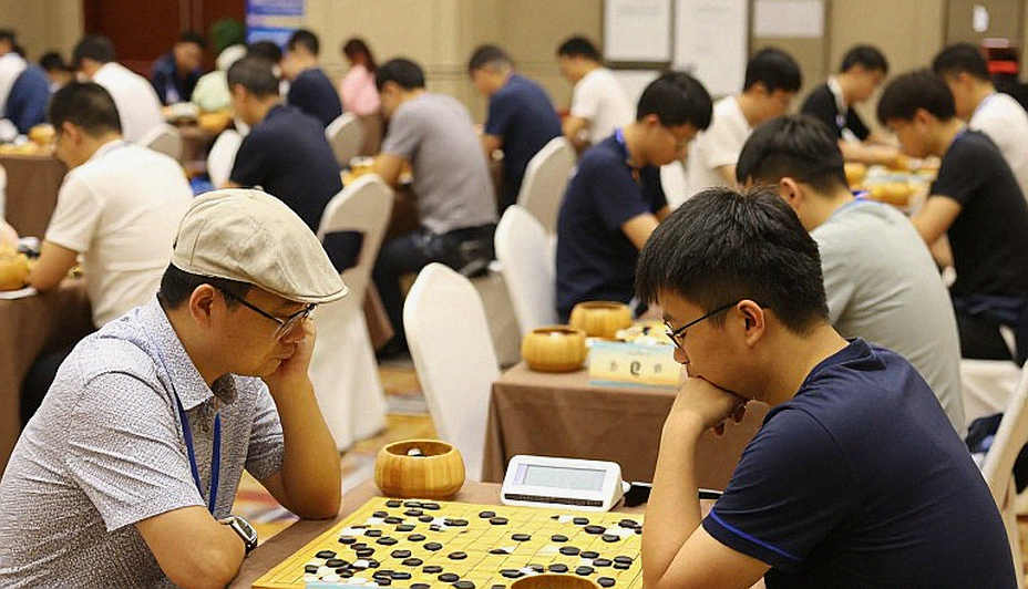 Najdorf và dòng chảy lý thuyết: khi bàn cờ không cho ai quyền dừng lại