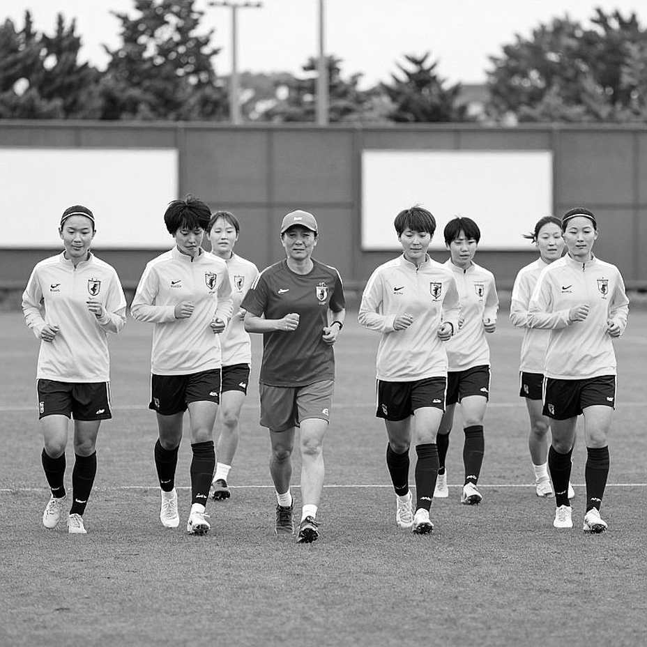 Mourinho bỏ trốn khỏi cuộc gặp đầu tiên với Flick? Đọc kỹ bài báo, tôi thấy một câu chuyện hoàn toàn khác