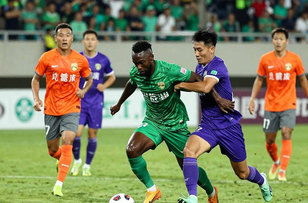 Đọc một mùa V.League bằng chín lớp rủi ro: Khi đầu gối kể chuyện thay bảng xếp hạng